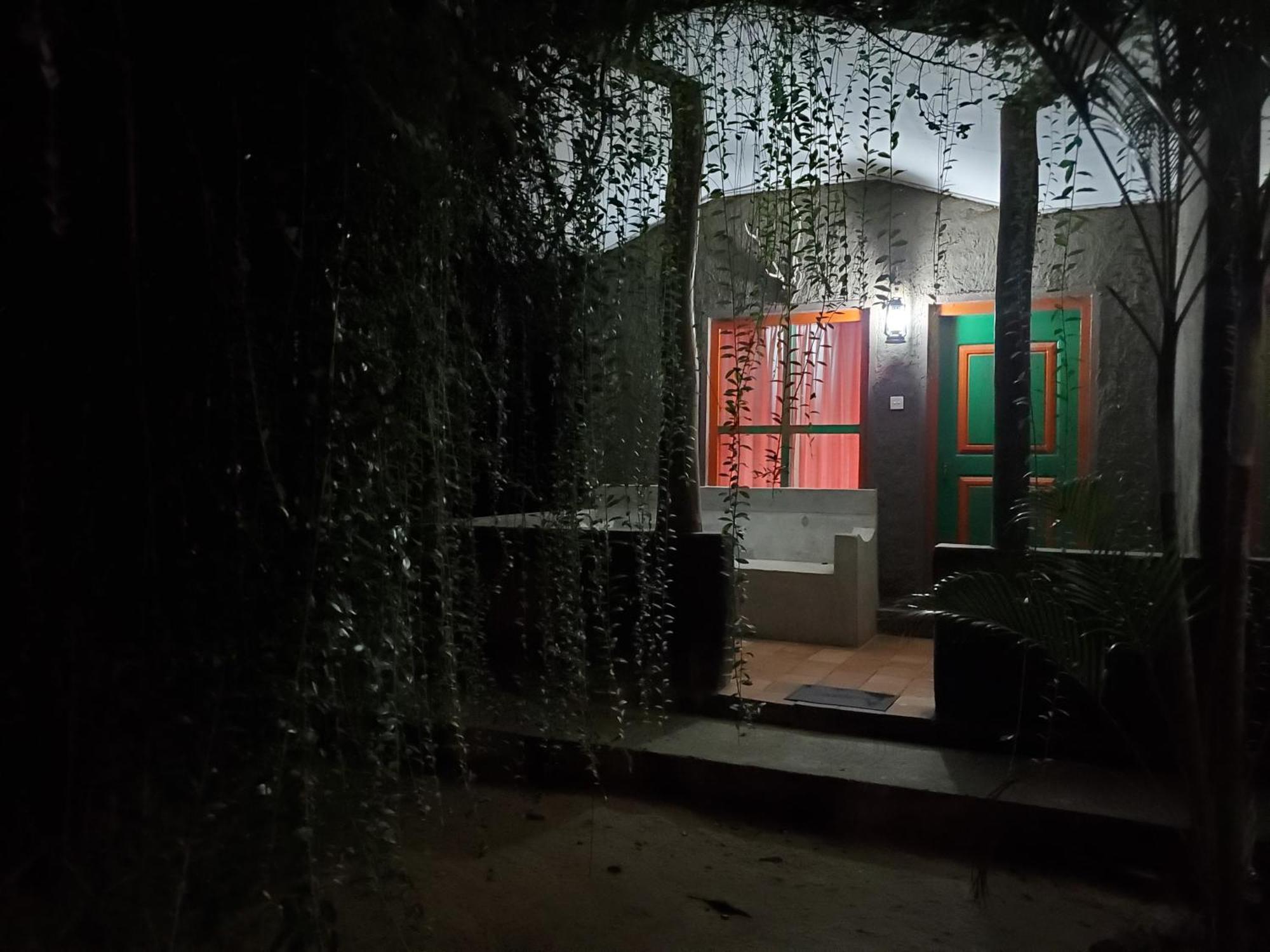 Clay Hut Village Полоннарува Экстерьер фото